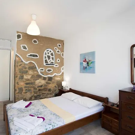 Melas B2 * Parikia (Paros)
