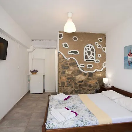 Hostel Melas B2 *